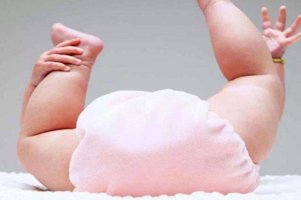 尿布疹可以用護(hù)臀膏嗎 和爽身粉能一起用嗎 尿布疹可以用護(hù)臀膏嗎 和爽身粉能一起用嗎