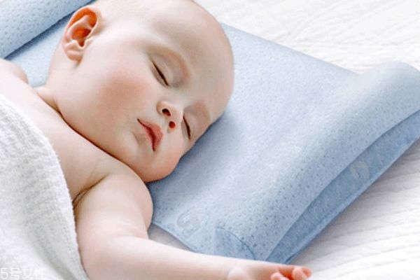 寶寶什么時(shí)候用枕頭 如何挑選寶寶用的枕頭 寶寶什么時(shí)候用枕頭 如何挑選寶寶用的枕頭