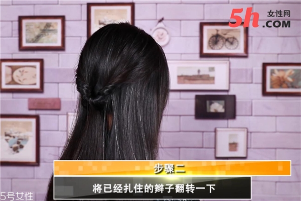 雙層扭轉(zhuǎn)低發(fā)髻 雙層扭轉(zhuǎn)低發(fā)髻