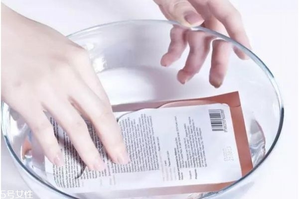 面膜可以放熱水里泡嗎 面膜放熱水里再敷好嗎 面膜可以放熱水里泡嗎 面膜放熱水里再敷好嗎