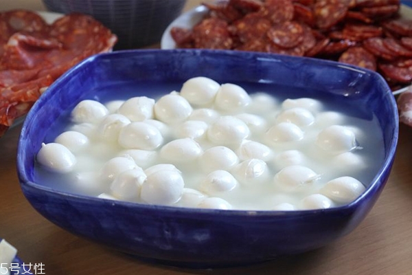 水牛奶芝士怎么吃 生吃或烤著吃 水牛奶芝士怎么吃 生吃或烤著吃