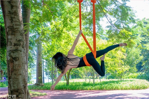 空中瑜伽可以減肥嗎 看似靜止實(shí)則大爆汗 空中瑜伽可以減肥嗎 看似靜止實(shí)則大爆汗