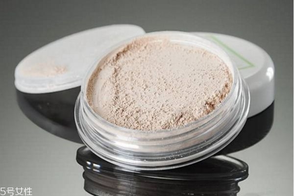 皮膚黃應該用什么蜜粉 如何根據膚色挑選蜜粉顏色 皮膚黃應該用什么蜜粉 如何根據膚色挑選蜜粉顏色
