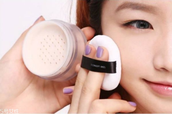 皮膚黃應該用什么蜜粉 如何根據膚色挑選蜜粉顏色 皮膚黃應該用什么蜜粉 如何根據膚色挑選蜜粉顏色