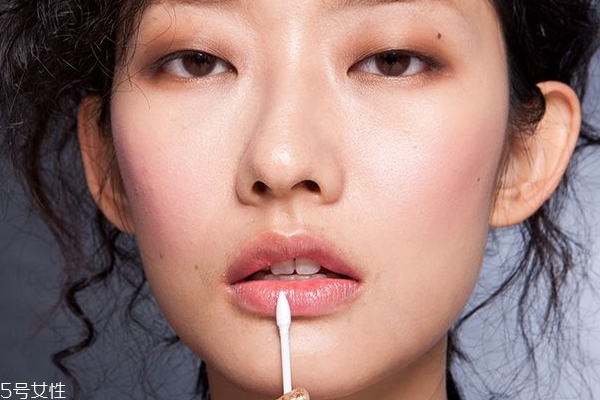 痘痘肌浮粉怎么辦 痘痘肌3個(gè)補(bǔ)妝小秘訣 痘痘肌浮粉怎么辦 痘痘肌3個(gè)補(bǔ)妝小秘訣