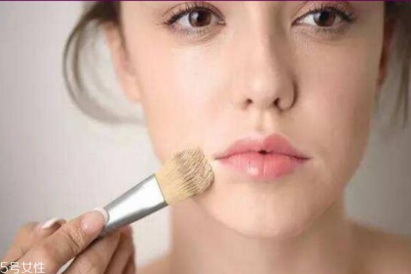 怎么定妝服帖不卡粉 上妝服帖小技巧 怎么定妝服帖不卡粉 上妝服帖小技巧