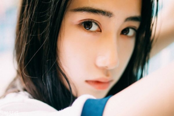 怎么定妝服帖不卡粉 上妝服帖小技巧 怎么定妝服帖不卡粉 上妝服帖小技巧