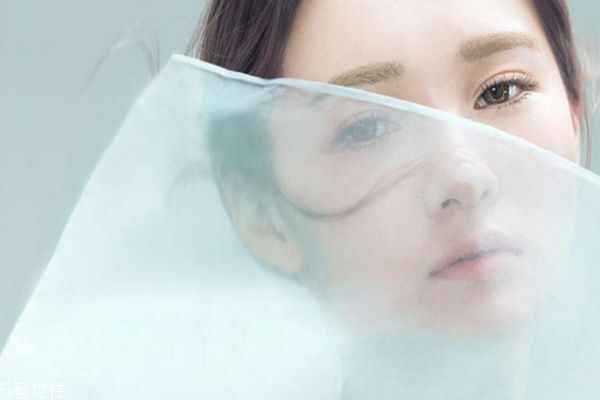 怎么定妝服帖不卡粉 上妝服帖小技巧 怎么定妝服帖不卡粉 上妝服帖小技巧