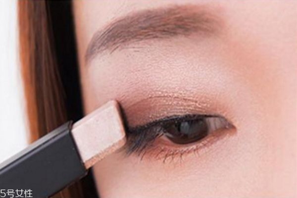 蘭芝雙色眼影怎么用 雙色眼影的畫法步驟圖 蘭芝雙色眼影怎么用 雙色眼影的畫法步驟圖