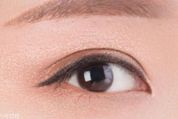 蘭芝雙色眼影怎么用 雙色眼影的畫法步驟圖 蘭芝雙色眼影怎么用 雙色眼影的畫法步驟圖