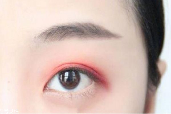 蘭芝雙色眼影怎么用 雙色眼影的畫法步驟圖 蘭芝雙色眼影怎么用 雙色眼影的畫法步驟圖