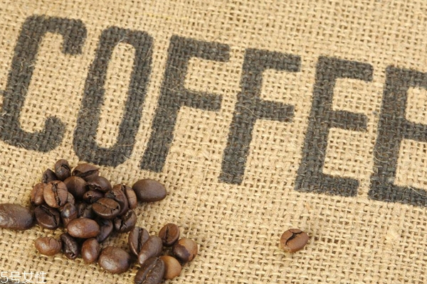 咖啡豆的形狀如何挑選 優(yōu)劣咖啡豆對比圖 咖啡豆的形狀如何挑選 優(yōu)劣咖啡豆對比圖