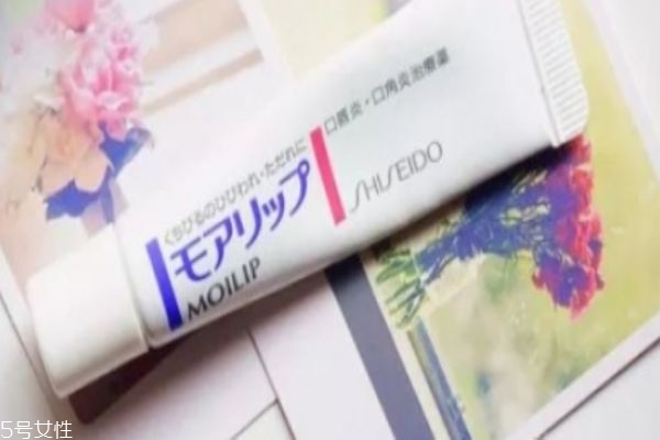 潤唇膏可以天天用嗎 唇膏的使用須知 潤唇膏可以天天用嗎 唇膏的使用須知