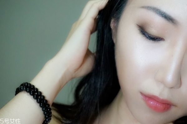 藍(lán)色眼影怎么畫好看 藍(lán)色眼影的畫法步驟圖