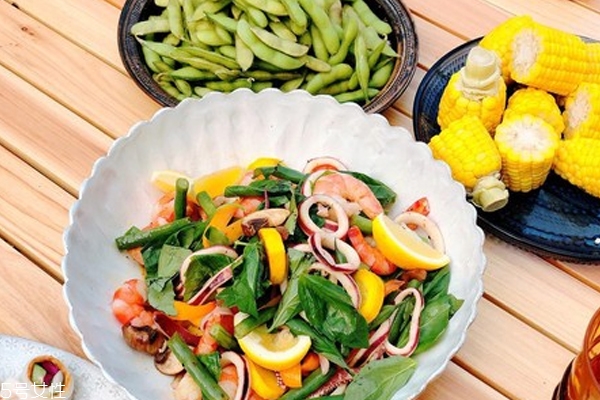 秋冬掉發(fā)嚴(yán)重怎么辦 別用太燙的水洗頭 秋冬掉發(fā)嚴(yán)重怎么辦 別用太燙的水洗頭