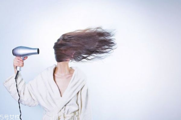 經(jīng)常用吹風機吹頭發(fā)好嗎 會傷頭發(fā)嗎 經(jīng)常用吹風機吹頭發(fā)好嗎 會傷頭發(fā)嗎