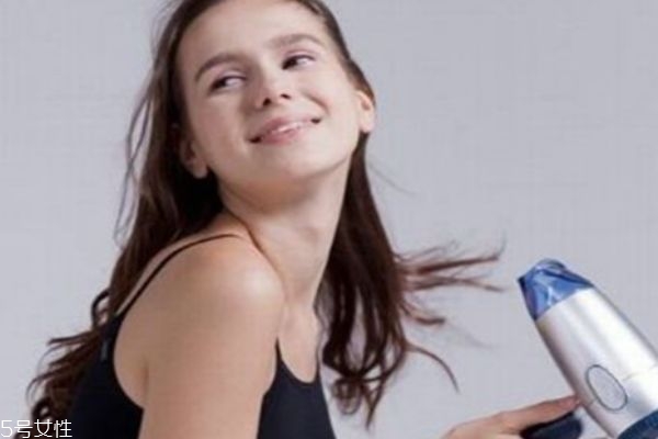 吹風機會把頭發(fā)吹干燥嗎 怎么正確吹頭發(fā) 吹風機會把頭發(fā)吹干燥嗎 怎么正確吹頭發(fā)