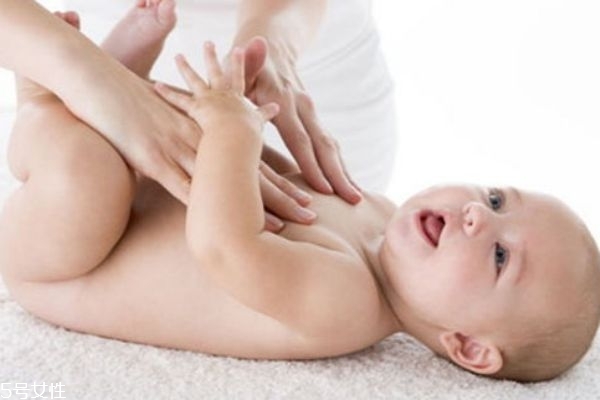 寶寶摳肚臍怎么回事 肚臍堅(jiān)決不能用手摳 寶寶摳肚臍怎么回事 肚臍堅(jiān)決不能用手摳