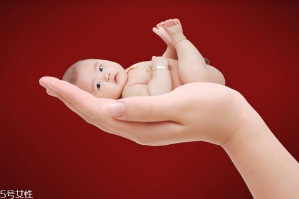 寶寶摳肚臍怎么回事 肚臍堅(jiān)決不能用手摳 寶寶摳肚臍怎么回事 肚臍堅(jiān)決不能用手摳