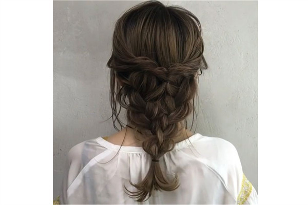 好看的馬尾編發(fā)教程圖解步驟 好看的馬尾編發(fā)教程圖解步驟