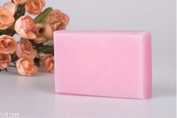 沐浴露和香皂有什么區(qū)別 沐浴露和香皂的區(qū)別 沐浴露和香皂有什么區(qū)別 沐浴露和香皂的區(qū)別