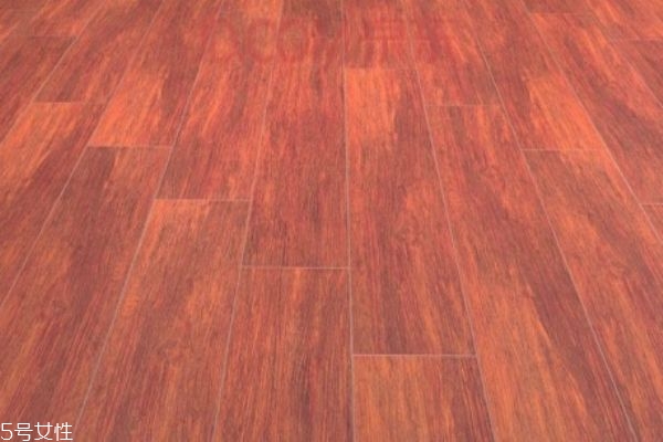 實(shí)木地板和復(fù)合地板的區(qū)別 實(shí)木地板哪些材質(zhì)好 實(shí)木地板和復(fù)合地板的區(qū)別 實(shí)木地板哪些材質(zhì)好