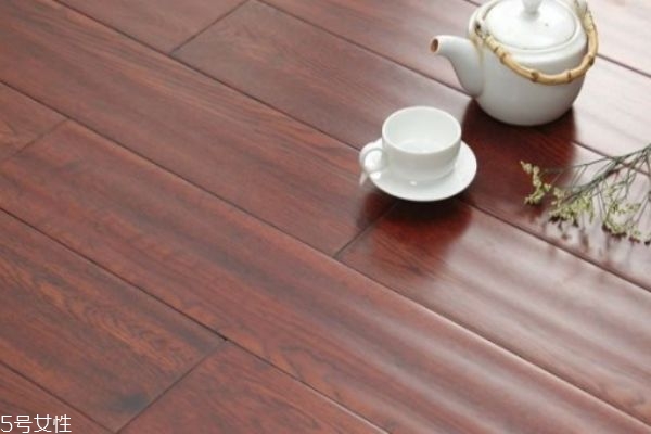 實(shí)木地板和復(fù)合地板的區(qū)別 實(shí)木地板哪些材質(zhì)好 實(shí)木地板和復(fù)合地板的區(qū)別 實(shí)木地板哪些材質(zhì)好