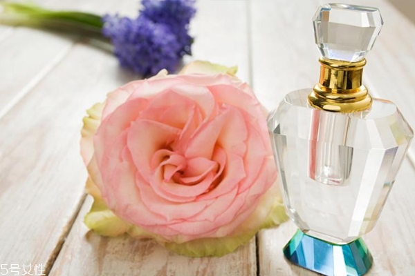 淡香水可以維持多久 3到4個小時 淡香水可以維持多久 3到4個小時