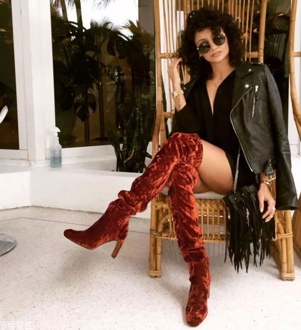 長(zhǎng)靴配什么衣服好看 冬天女生長(zhǎng)靴怎么搭配衣服 長(zhǎng)靴配什么衣服好看 冬天女生長(zhǎng)靴怎么搭配衣服