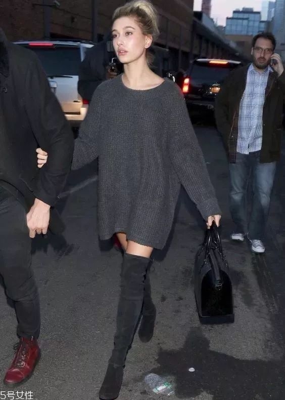 長(zhǎng)靴配什么衣服好看 冬天女生長(zhǎng)靴怎么搭配衣服 長(zhǎng)靴配什么衣服好看 冬天女生長(zhǎng)靴怎么搭配衣服