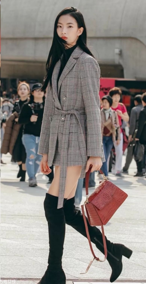 長(zhǎng)靴配什么衣服好看 冬天女生長(zhǎng)靴怎么搭配衣服 長(zhǎng)靴配什么衣服好看 冬天女生長(zhǎng)靴怎么搭配衣服