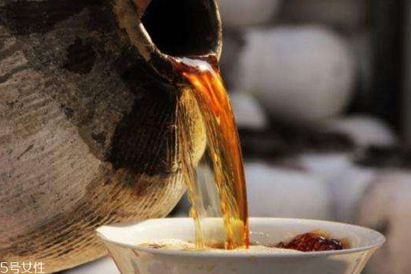 黃酒干型和半干型區(qū)別 黃酒干型半干型哪個(gè)好 黃酒干型和半干型區(qū)別 黃酒干型半干型哪個(gè)好