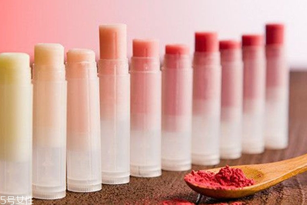 潤(rùn)唇膏怎么用效果好 不是左右涂抹就好 潤(rùn)唇膏怎么用效果好 不是左右涂抹就好