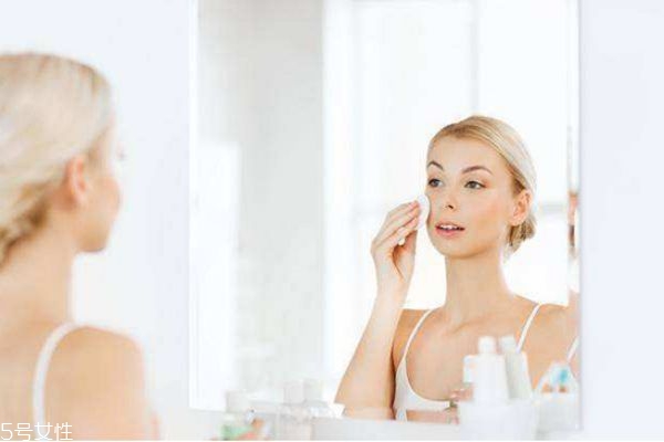 化妝水晚上睡覺能用嗎 化妝水使用注意事項 化妝水晚上睡覺能用嗎 化妝水使用注意事項