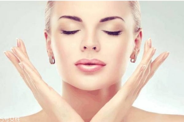 化妝水在什么時(shí)候用 化妝水的使用小知識(shí)
