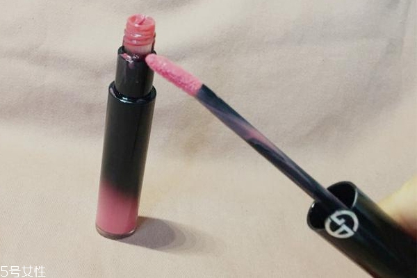 阿瑪尼黑管501是什么色 阿瑪尼黑管501沾杯嗎 阿瑪尼黑管501是什么色 阿瑪尼黑管501沾杯嗎