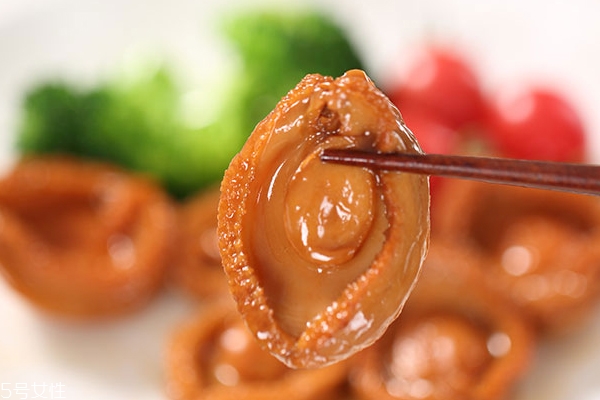 鮑魚(yú)發(fā)綠變硬還能吃嗎 不新鮮不能吃 鮑魚(yú)發(fā)綠變硬還能吃嗎 不新鮮不能吃