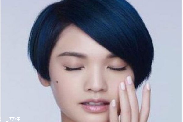 藍(lán)黑色是什么顏色 藍(lán)黑色頭發(fā)圖片 藍(lán)黑色是什么顏色 藍(lán)黑色頭發(fā)圖片