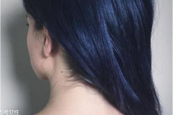藍(lán)黑色頭發(fā)怎么染 藍(lán)黑色頭發(fā)配方 藍(lán)黑色頭發(fā)怎么染 藍(lán)黑色頭發(fā)配方