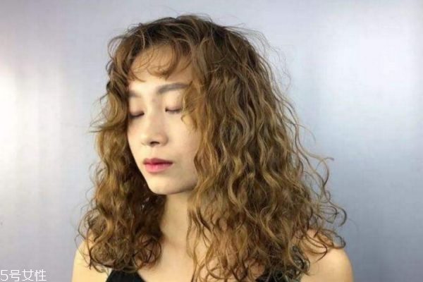 羊毛卷適合什么臉型 教你羊毛卷怎么燙 羊毛卷適合什么臉型 教你羊毛卷怎么燙