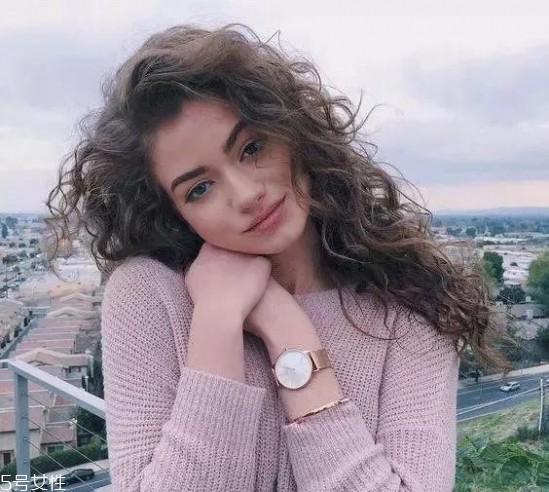 泡面卷發(fā)型怎么弄 自然泡面頭發(fā)型圖片 泡面卷發(fā)型怎么弄 自然泡面頭發(fā)型圖片