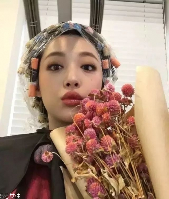 泡面卷發(fā)型怎么弄 自然泡面頭發(fā)型圖片 泡面卷發(fā)型怎么弄 自然泡面頭發(fā)型圖片