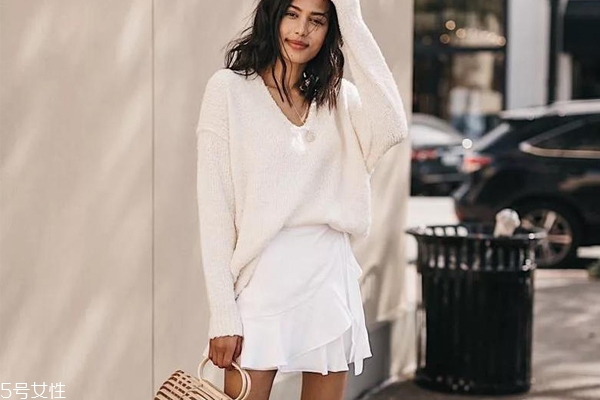 女士v領(lǐng)毛衣怎么搭配好看 3種穿法誰(shuí)穿誰(shuí)潮 女士v領(lǐng)毛衣怎么搭配好看 3種穿法誰(shuí)穿誰(shuí)潮