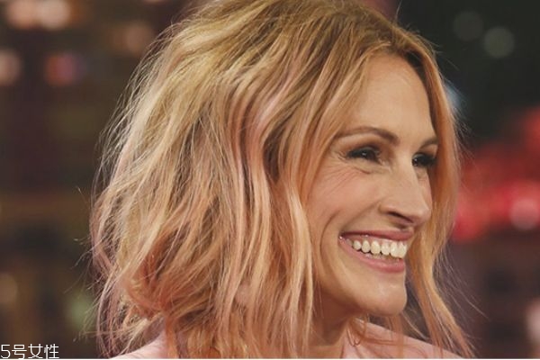 玫瑰金是什么顏色頭發(fā) 玫瑰金顏色頭發(fā)圖片 玫瑰金是什么顏色頭發(fā) 玫瑰金顏色頭發(fā)圖片