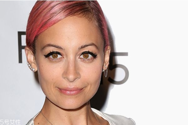 玫瑰金是什么顏色頭發(fā) 玫瑰金顏色頭發(fā)圖片 玫瑰金是什么顏色頭發(fā) 玫瑰金顏色頭發(fā)圖片