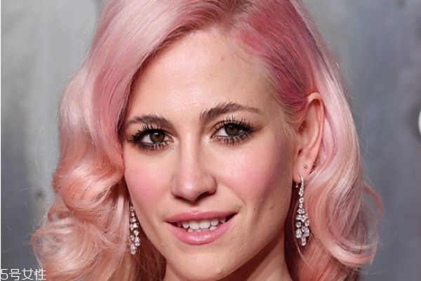 玫瑰金是什么顏色頭發(fā) 玫瑰金顏色頭發(fā)圖片 玫瑰金是什么顏色頭發(fā) 玫瑰金顏色頭發(fā)圖片