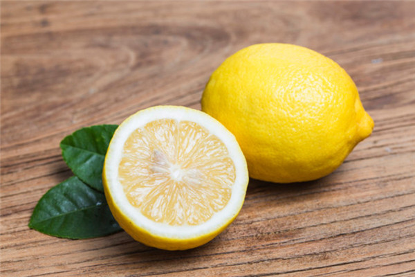 擠檸檬汁的技巧 簡(jiǎn)易取得檸檬汁 擠檸檬汁的技巧 簡(jiǎn)易取得檸檬汁