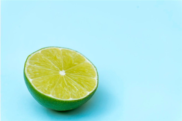 擠檸檬汁的技巧 簡(jiǎn)易取得檸檬汁 擠檸檬汁的技巧 簡(jiǎn)易取得檸檬汁