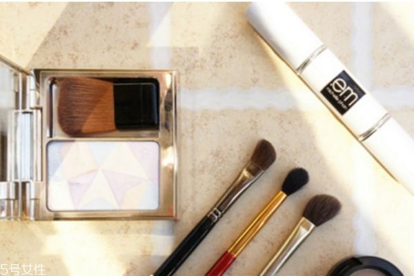 塌鼻子怎么畫眼影 突出臉部輪廓的化妝步驟與技巧 塌鼻子怎么畫眼影 突出臉部輪廓的化妝步驟與技巧