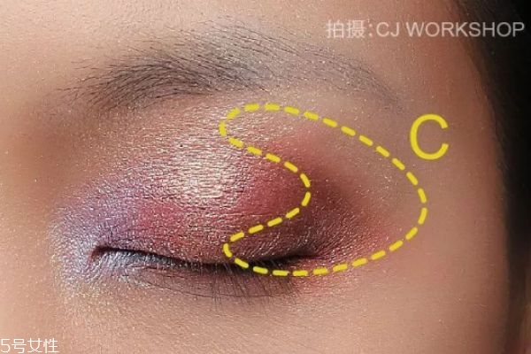 韓版吸血鬼妝容的畫(huà)法 吸血鬼妝教程